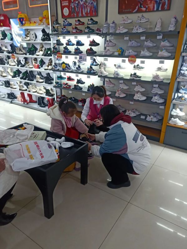 【新時(shí)代商廈寶龍店】企業(yè)文化踐行者（13）為顧客解決實(shí)際問題